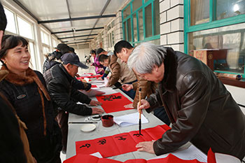 1.为村民写春联.JPG