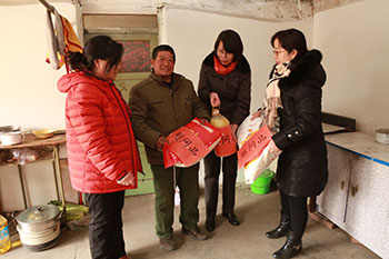 3.为困难村民送慰问品.JPG