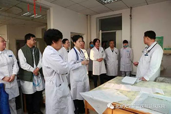 上班第一天，院领导班子成员来到临床科室内，详细询问了春节期间工作情况。.jpg