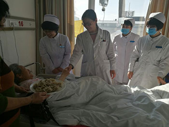 大年初一老年病科医护人员给住院患者送上饺子，送上祝福.jpg