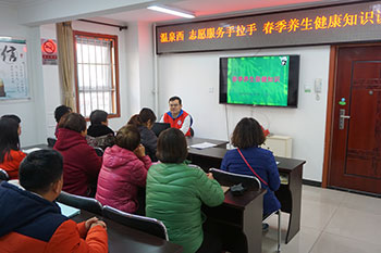 1.中医科医生吴宇为社区居民做专题讲座.JPG