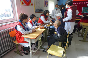 3.医护人员为老人测量血压.JPG